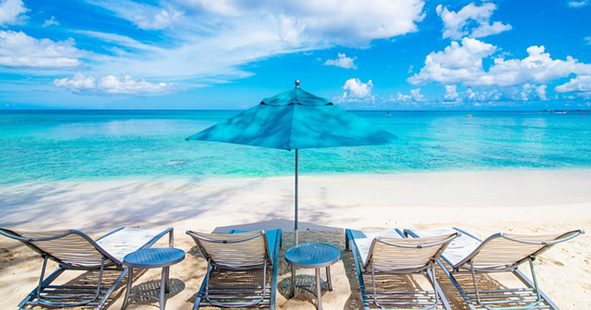Sombrilla Azul Grande Al Aire Libre En La Playa, Concepto De Vacaciones,  Protección De Suma Fotos, retratos, imágenes y fotografía de archivo libres  de derecho. Image 96367679